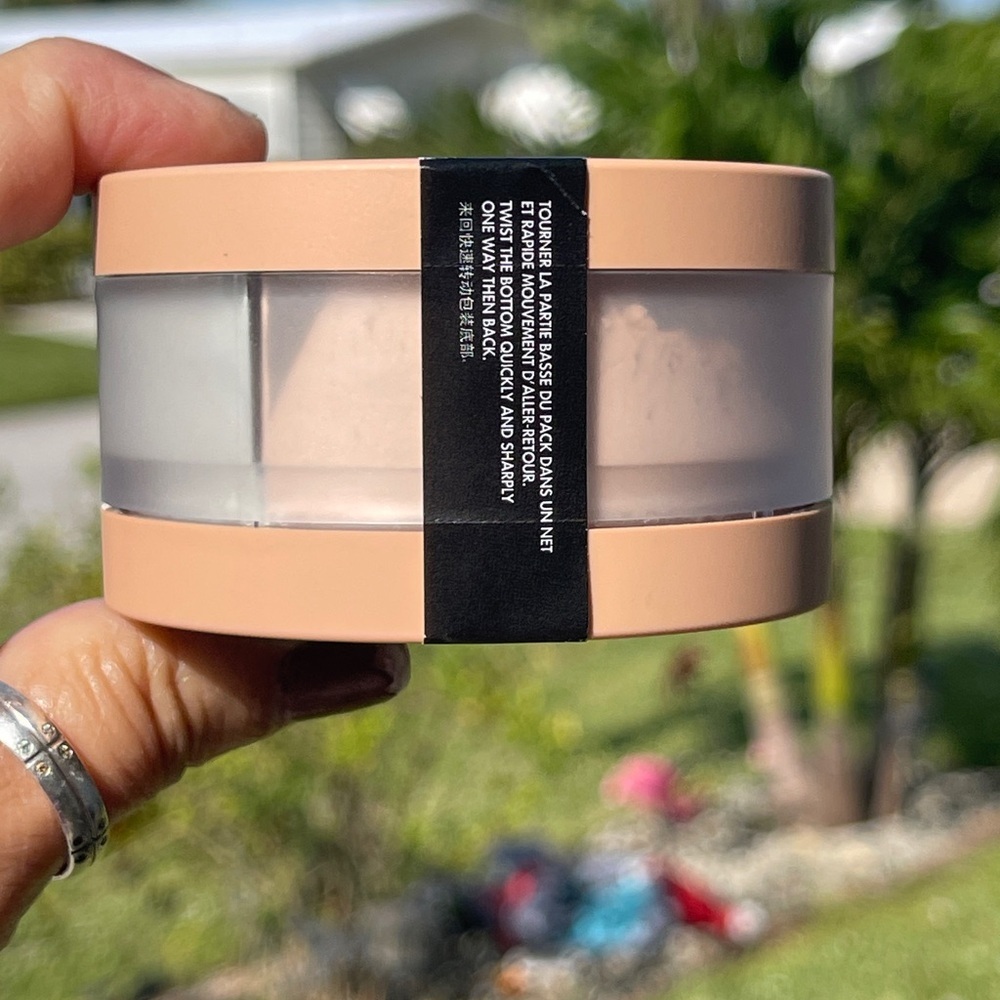 Make Up For Ever Twist & Light Finishing Powder In 2 Medium - Picture 6 of 7